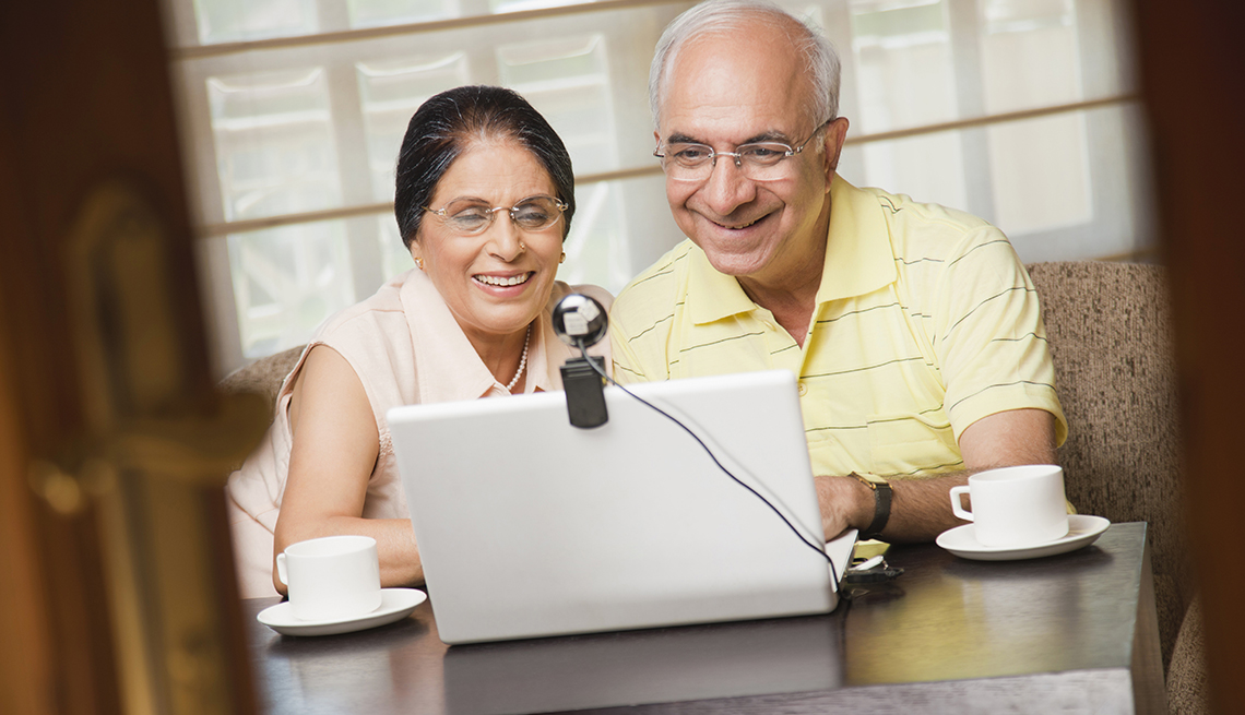 Abuelos hablando con su familia por medio del computador - Consejos para prestar cuidado a larga distancia