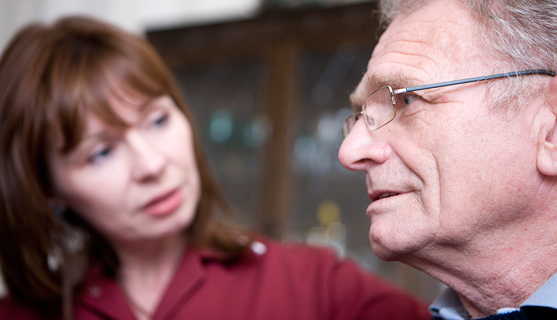 Una terapeuta habla con un hombre de edad avanzada, uso de la mentira terapéutica