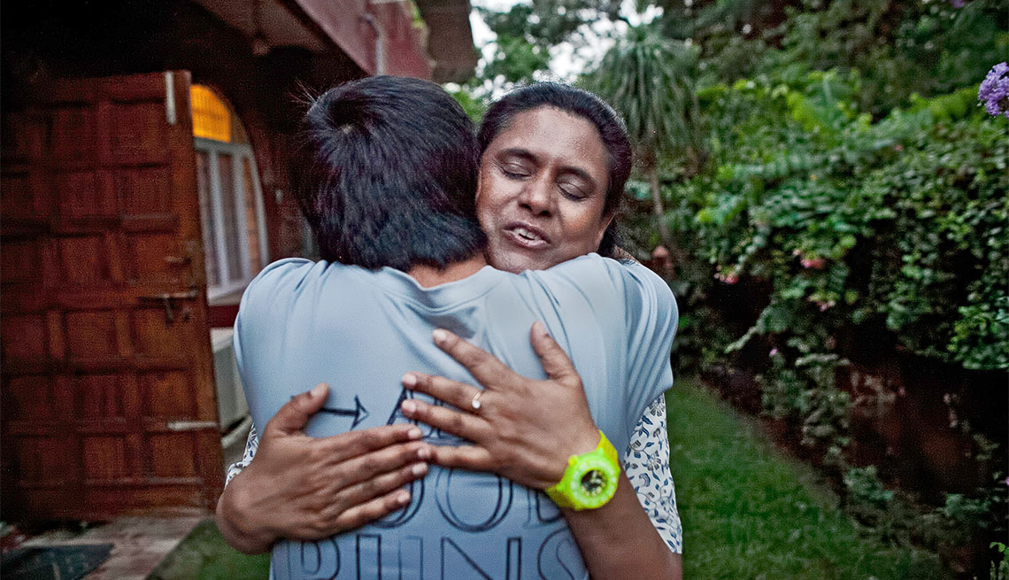 Anita Raghavan abraza a su hijo Tavrick Lawless