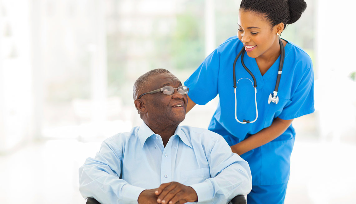Organizaciones y agencias que deben conocer todos los que cuidan - Enfermera cuida de un paciente mayor