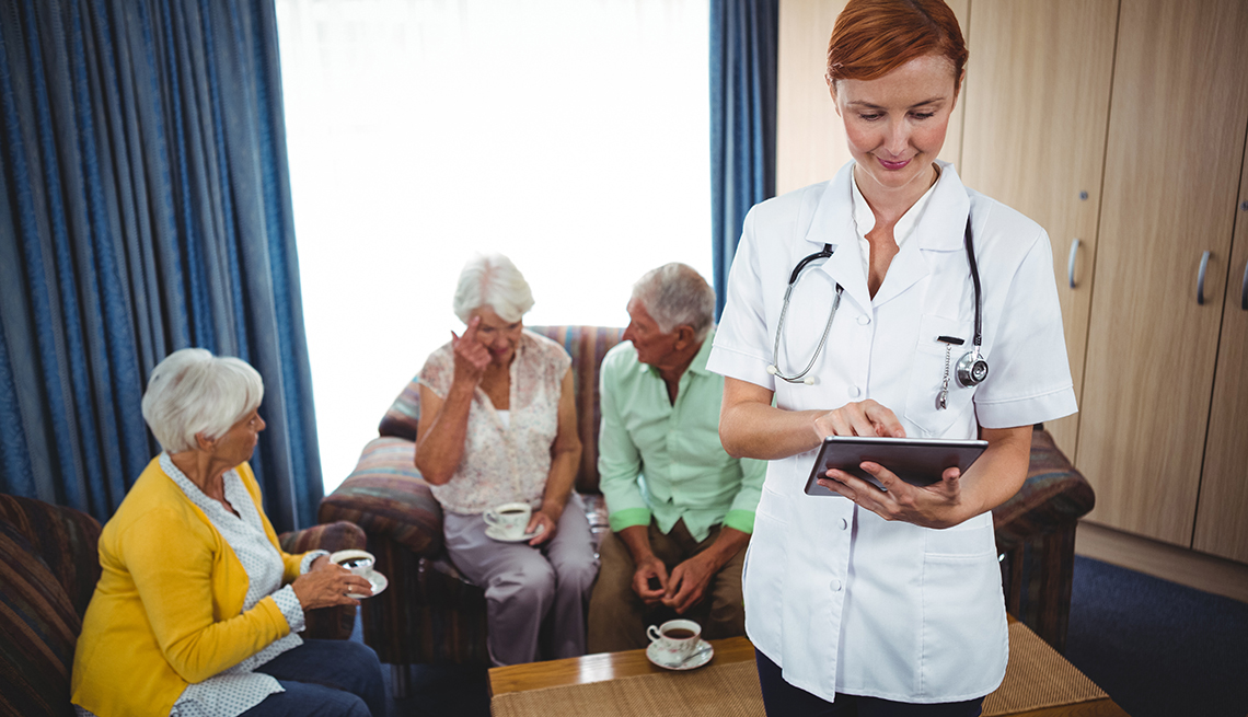 Adultos mayores en sala de espera junto a enfermera - Medicare: preguntas y respuestas