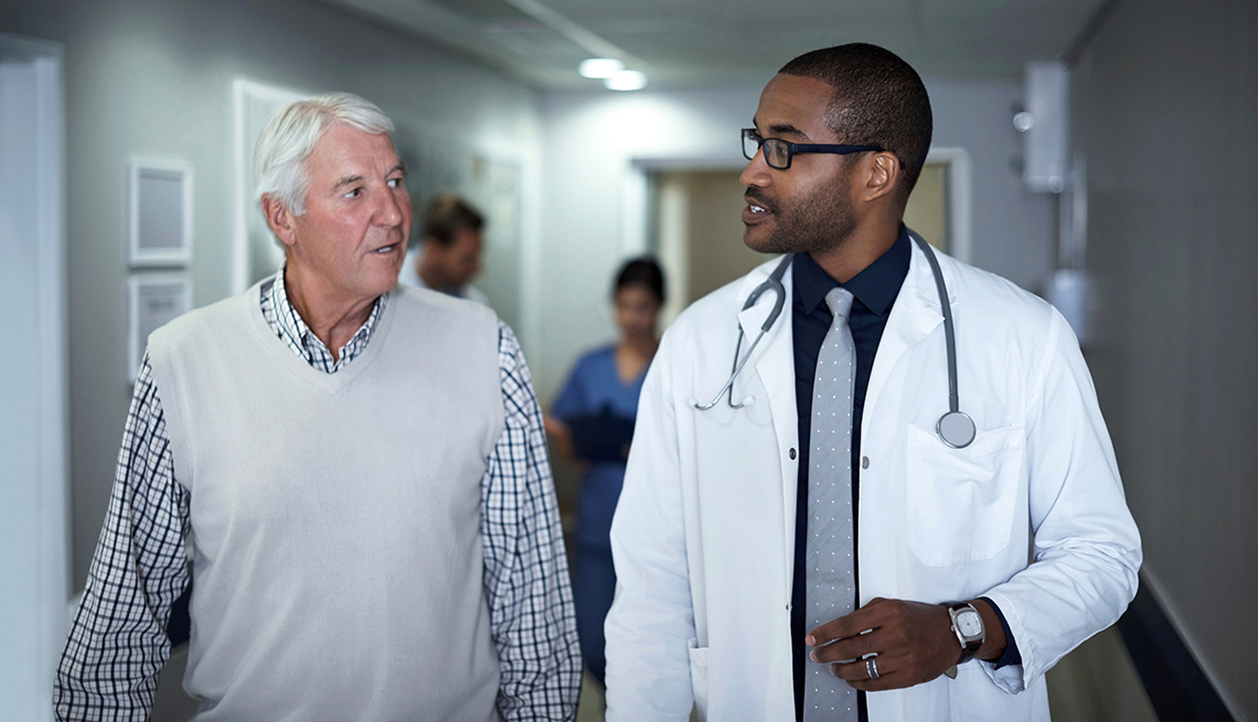 Hombre mayor hablando con su médico - Medicare: preguntas y respuestas