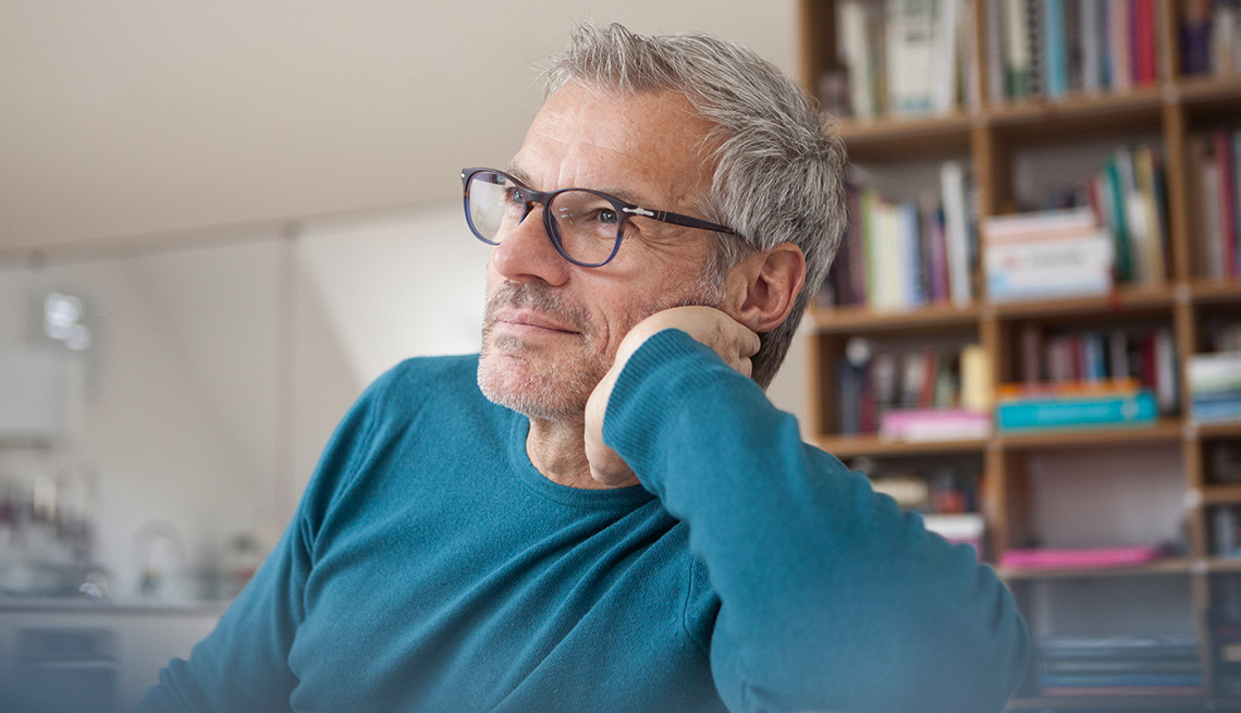 Hombre mayor con gafas mirando pensativo