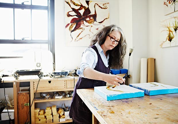 Mujer pintando en su taller de arte - ¿Por qué los hombres deberían salir con mujeres de su misma edad?