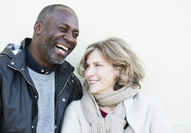 Pareja madura sonriendo - ¿Por qué los hombres deberían salir con mujeres de su misma edad?