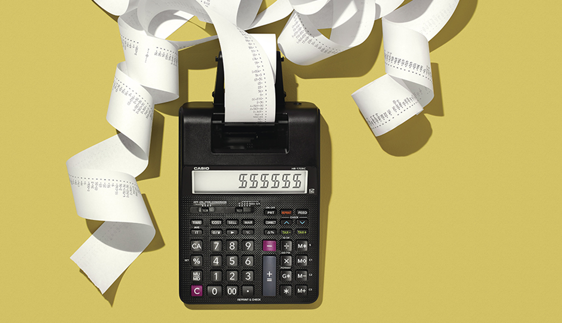 Calculadora con un rollo de papel que imprime los números