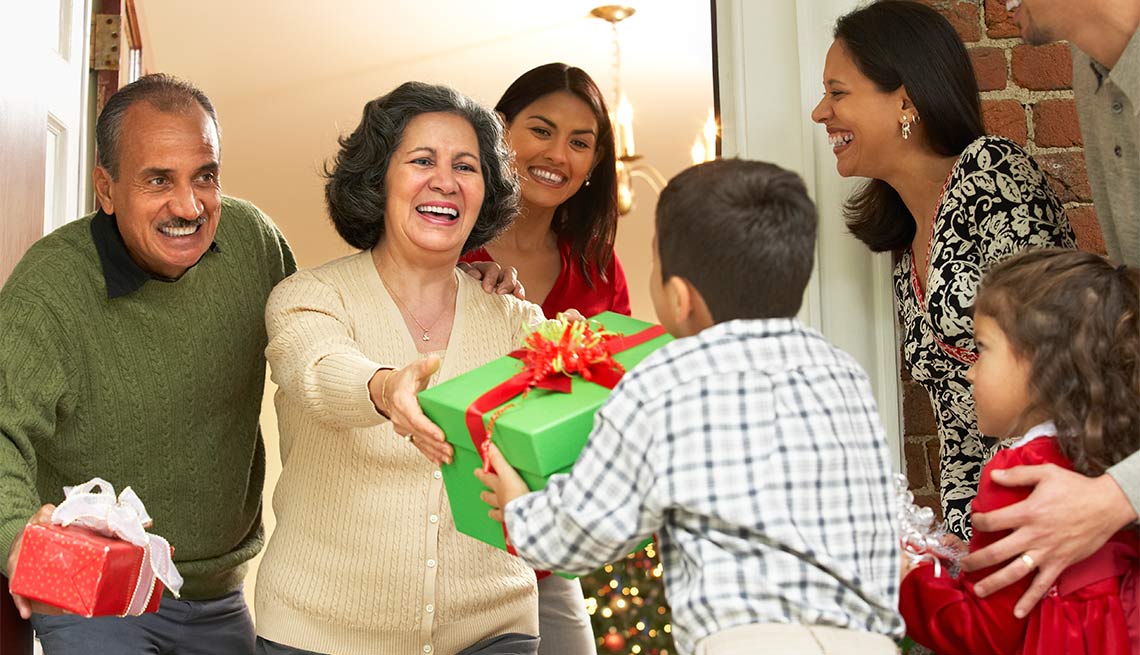 Familia intercambiando regalos - 7 maneras de disfrutar las fiestas y evitar el estrés