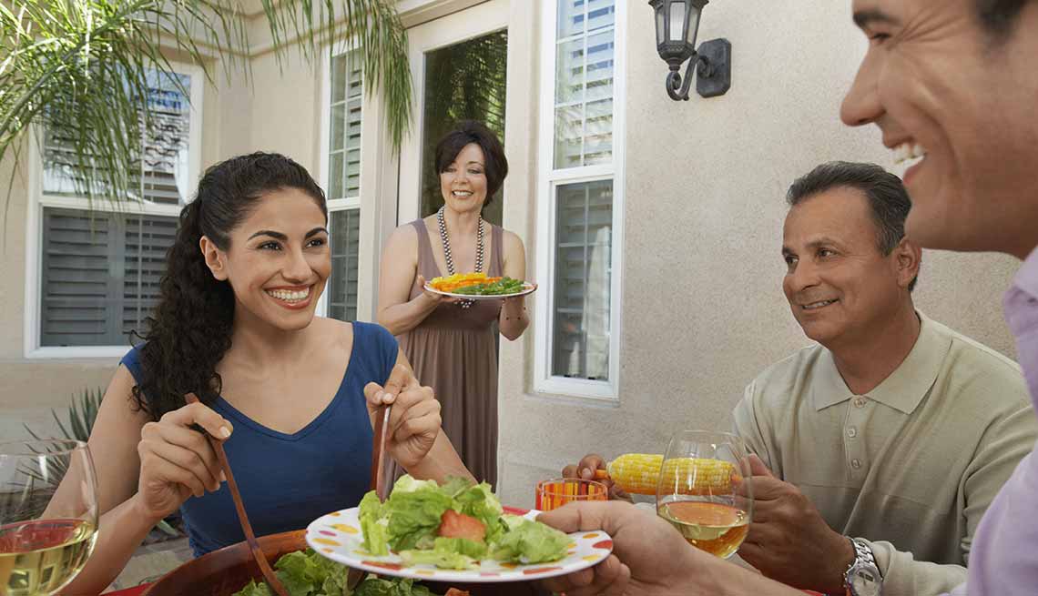 Cómo comportarte con las parejas de tus hijos jóvenes - Familia cenando