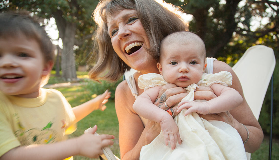 Los pros y los contras de ser una mamá mayor - Mujer sonríe con sus dos hijos