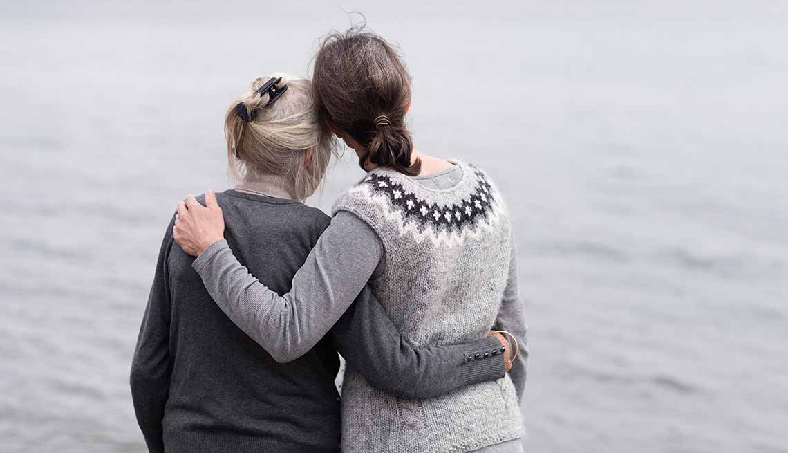 5 remordimientos comunes antes de morir - Madre e hija miran hacia el horizonte