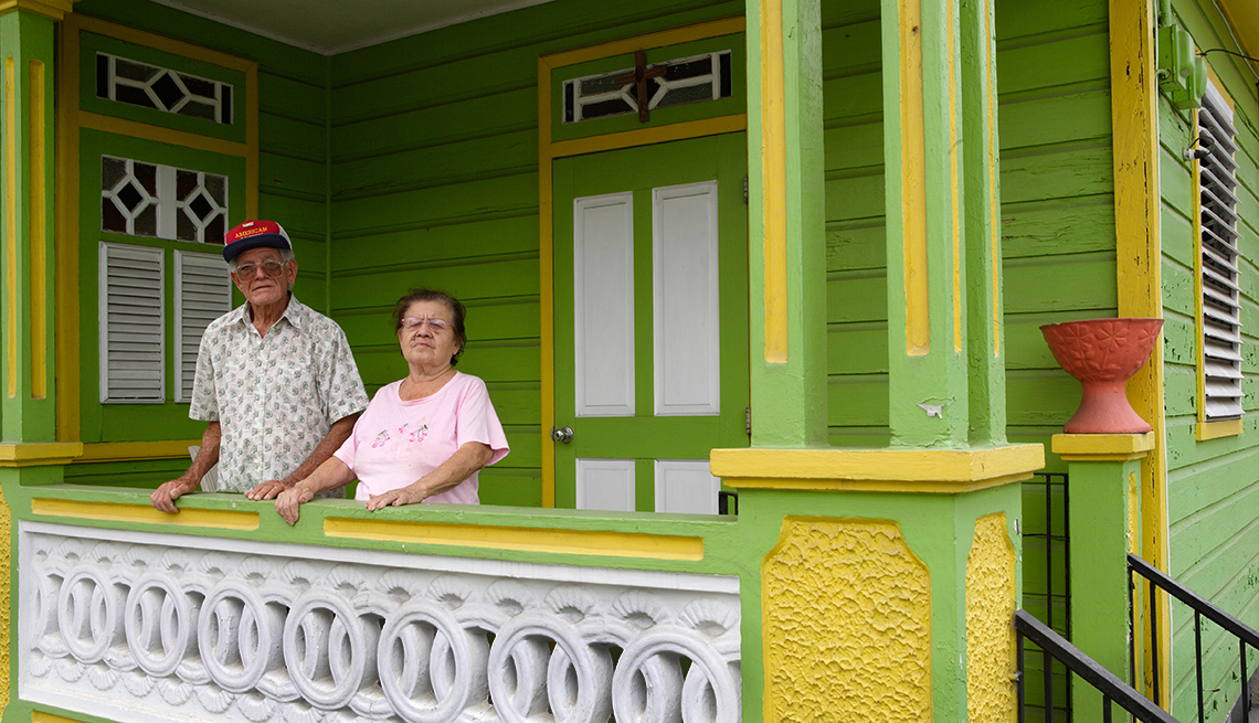 Pareja de ancianos parados en el balcón de su hogar en Puerto Rico