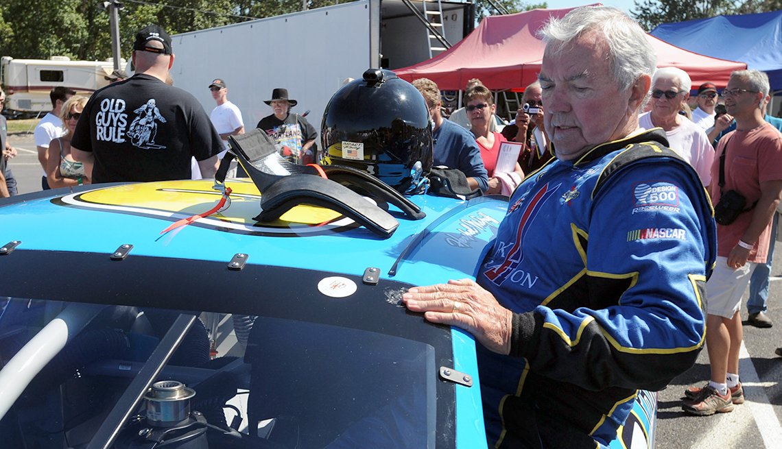 Hershel McGriff klimt in zijn auto voor de kwalificatie voor de NASCAR Camping World Series West, De 90-jarige NASCAR-coureur