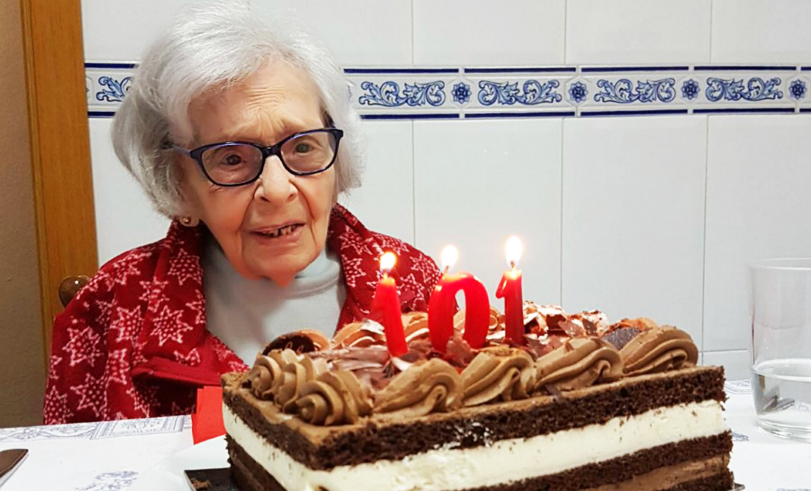 Abuela observa su torta de cumpleaños.