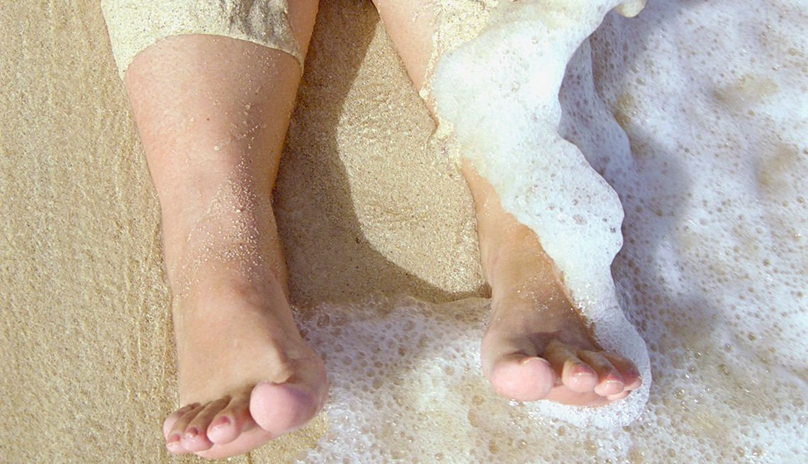 item 2 of Gallery image - Los pies de una mujer son subiertos de agua con espuma.