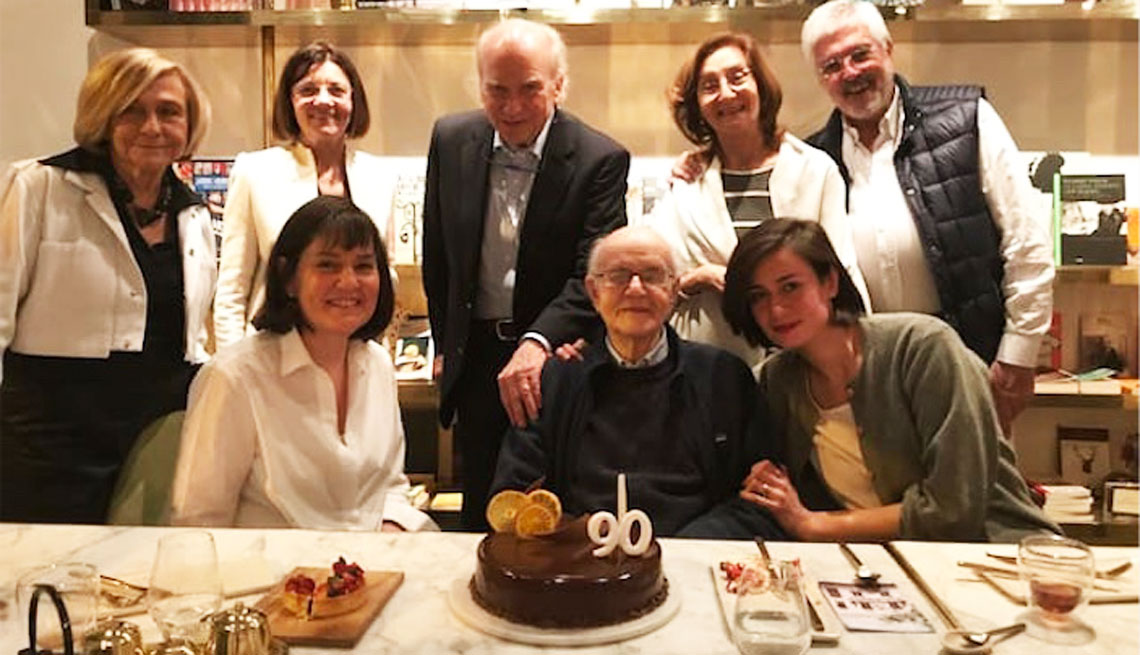 Grupo de personas celebran los 90 años del padre de Ernesto Lechner.