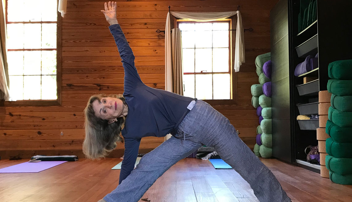 Pauline Dimitry, de 81 años, haciendo ejercicios de yoga.