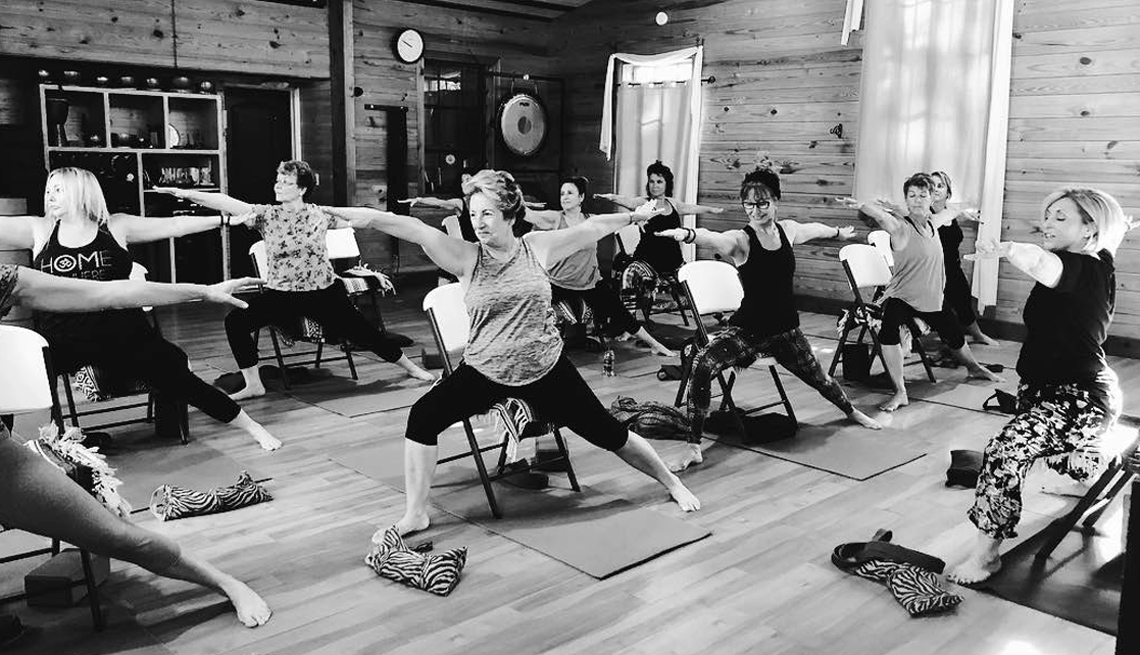 Grupo de mujeres haciendo yoga.