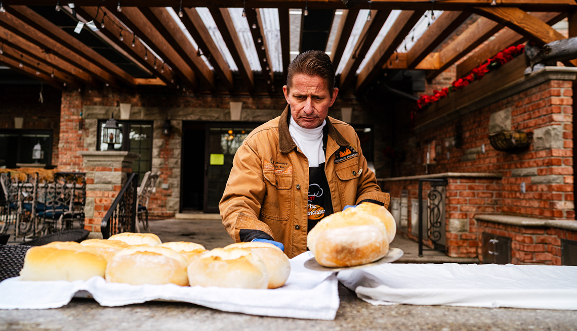 Jeff Owens revisa el pan horneado hecho en el patio de su casa