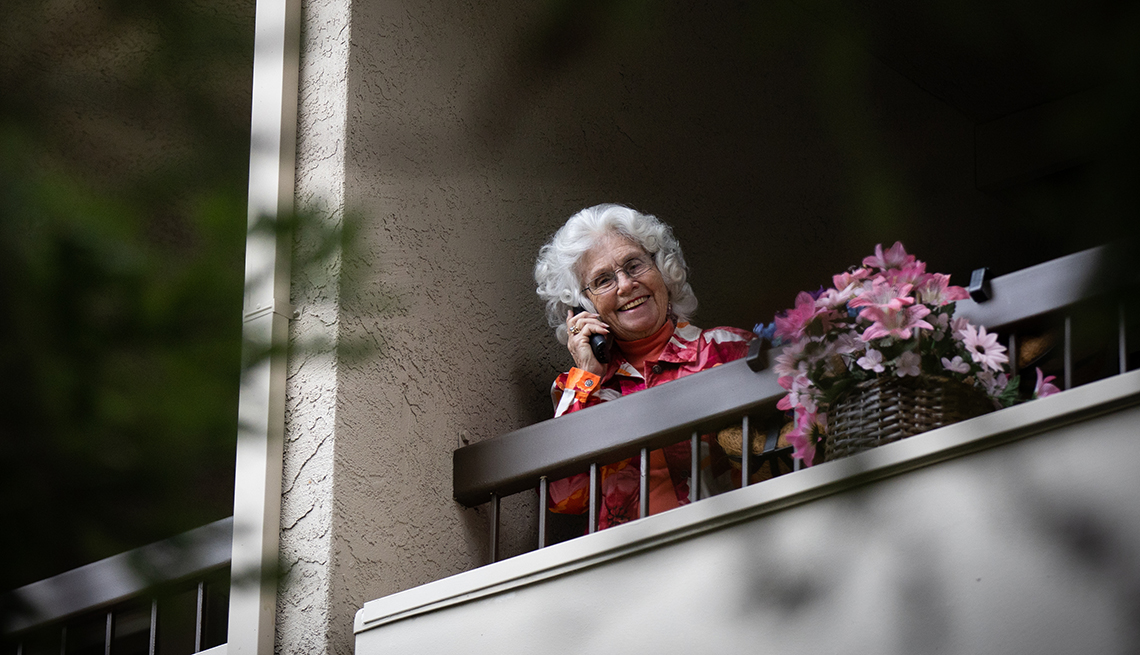 Vivian Jenna, habla por teléfono desde su balcón