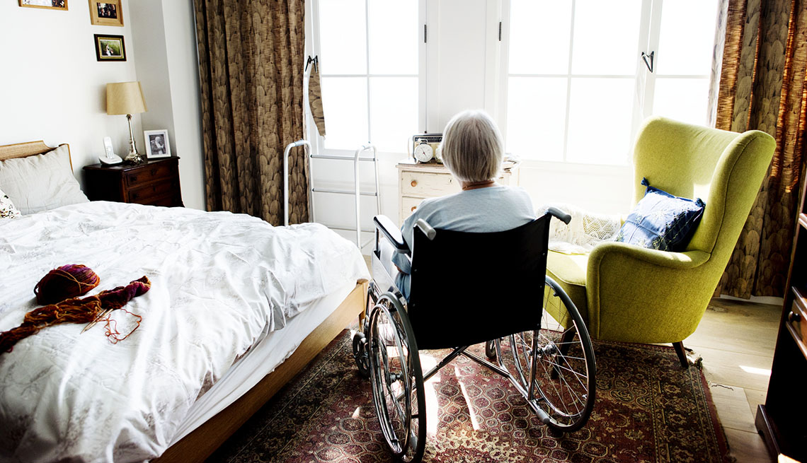 Mujer en una silla de ruedas desde atrás en una habitación