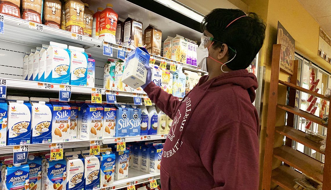 Dhruv comprando leche en el supermercado