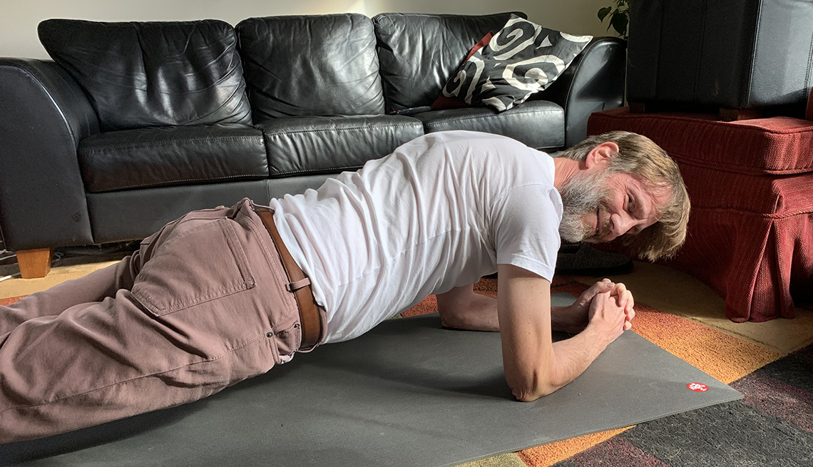 david hoff shows us how he does a plank for his zoom group