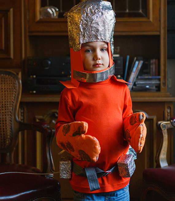 Niño vestido con un disfraz casero de astronauta