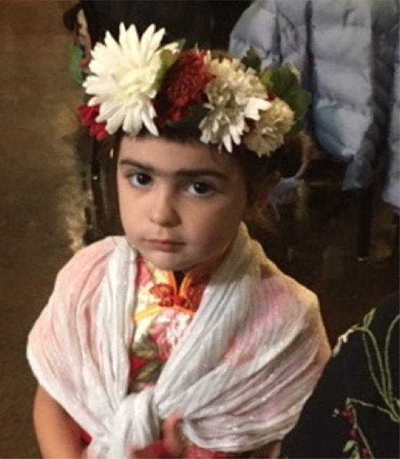 Niña con disfraz de Frida Khalo 