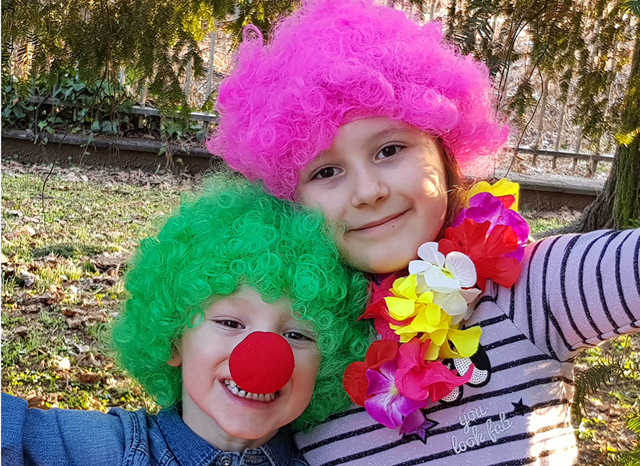 Dos niños disfrazados de payasos