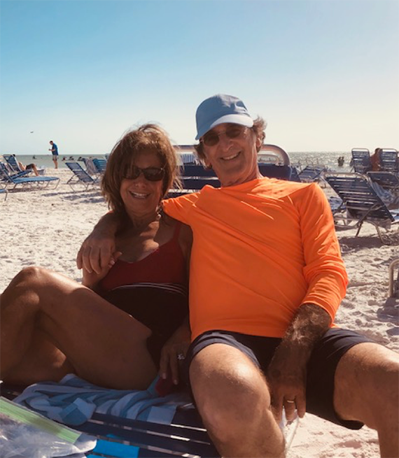 Robert y Barbara Lewy en la playa de Naples, Florida