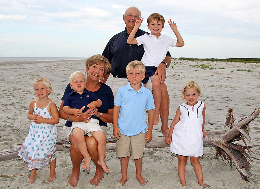 Wendy y Bill Moore con sus nietos en la playa