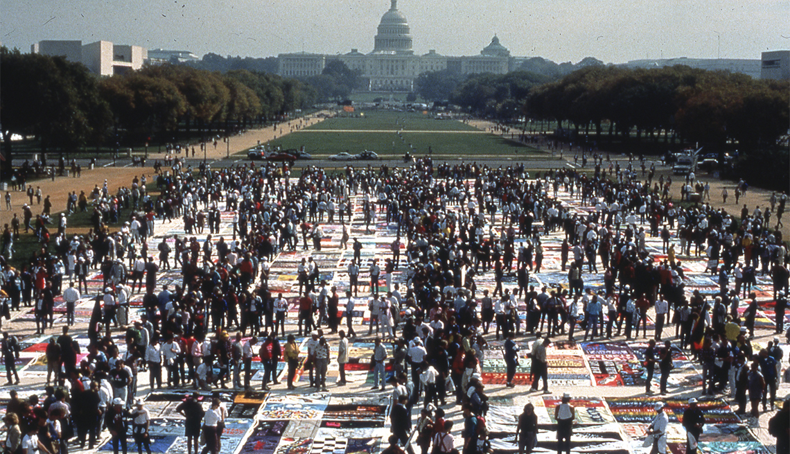 The AIDS Memorial Quilt extendido en el National Mall en octubre de 1996