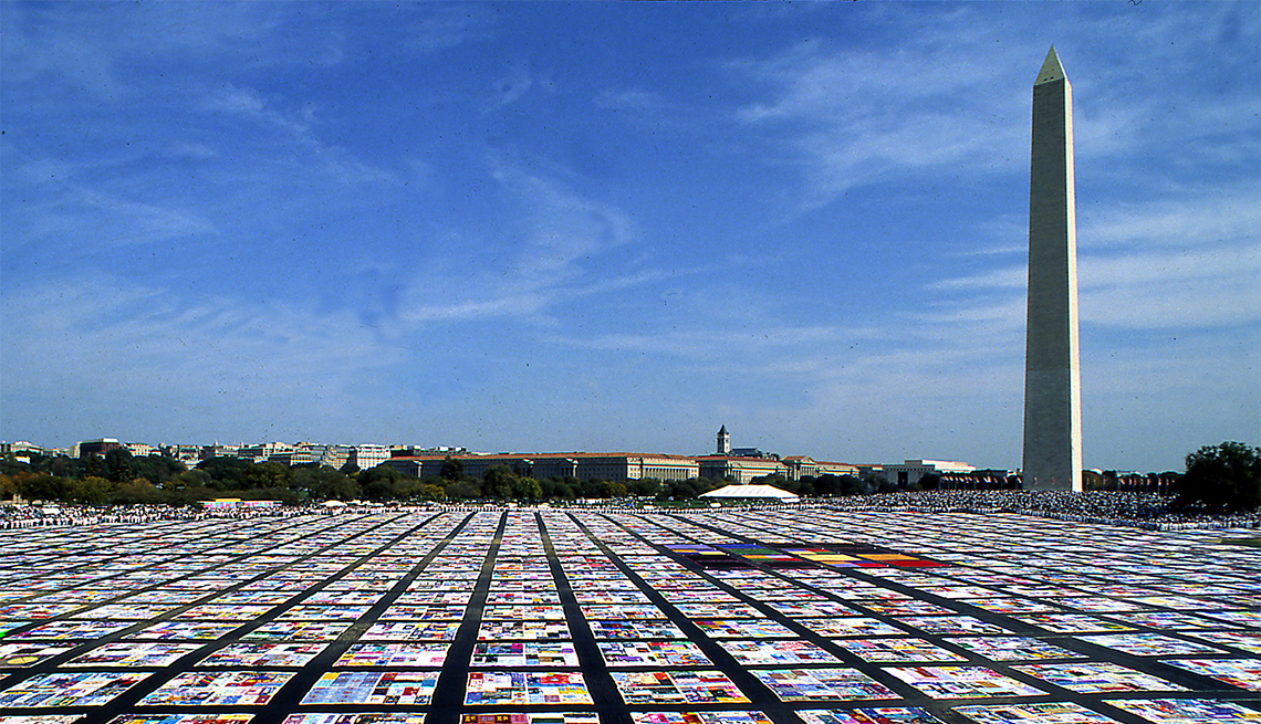 The AIDS Memorial Quilt extendido a lo largo del National Mall en Washington DC