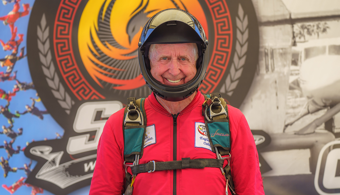 Larry Thomas con su traje de paracaidismo, arnés y casco