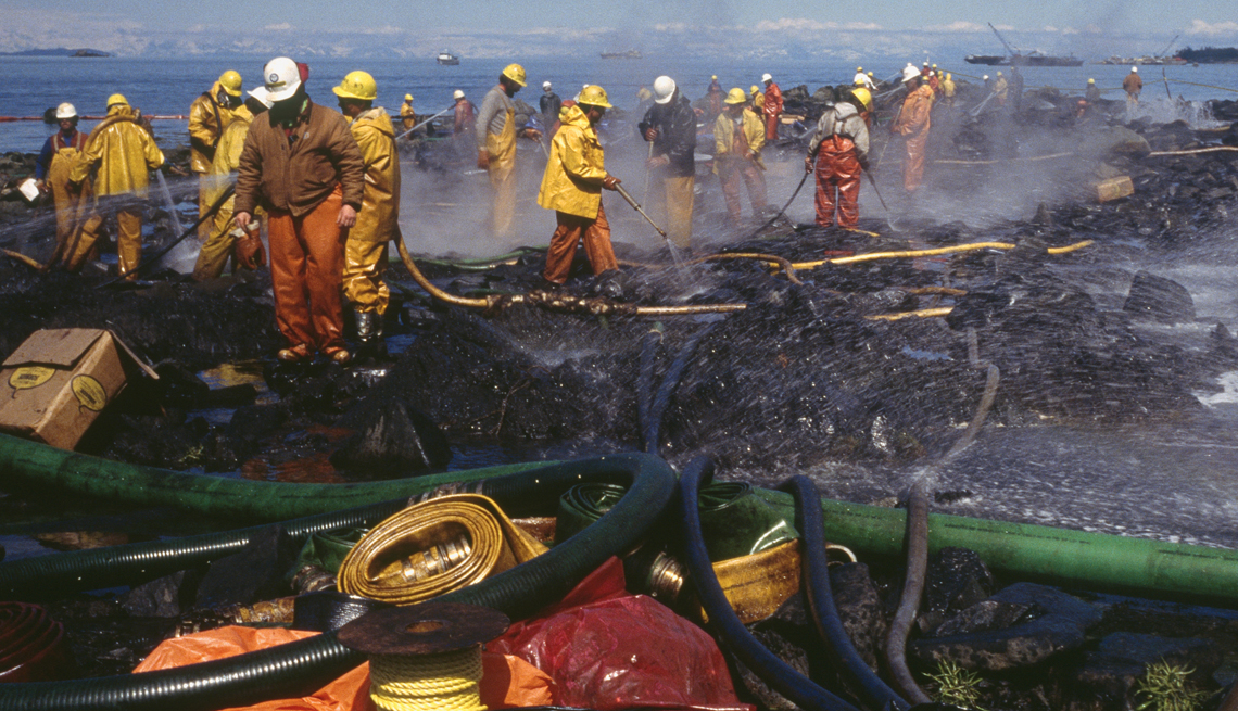 Bomberos limpian la costa de Alaska tras el derrame de petróleo del Exxon Valdez