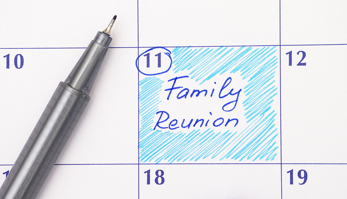 Calendario con una fecha en un círculo que dice reunión familiar