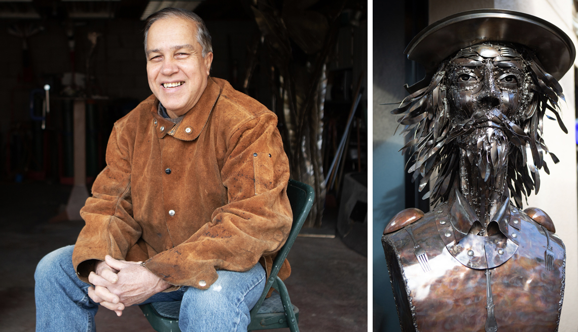 Pedro Roque Urra en su estudio y una de sus esculturas de metal de Don Quijote