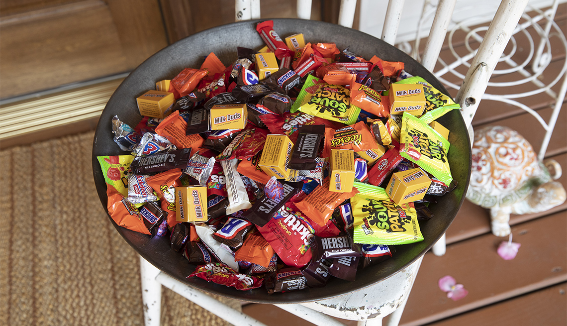 Dulces populares de Halloween para agregar tu tazón