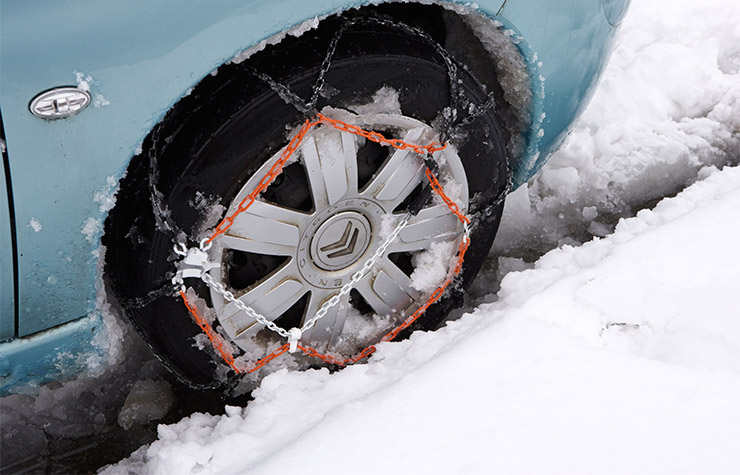 Poner cadenas en los neumáticos en la nieve. Consejos para conducir en invierno.