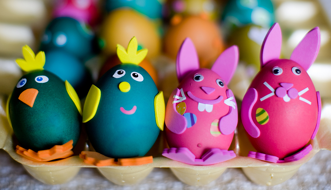 Huevos de pascua decorados en varios colores.