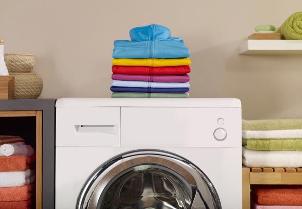 Ropa sobre una lavadora - Consejos de decoración para el hogar cuando se esta de vuelta a la escuela