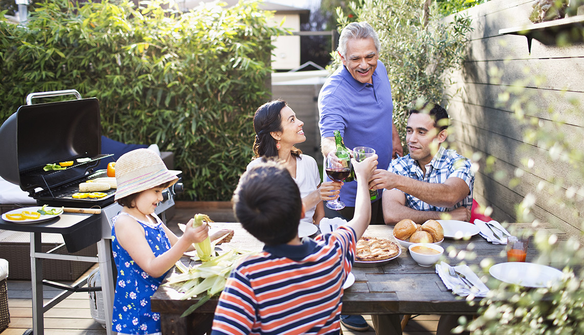 Familia comparte en la mesa – 3 maneras de preparar tu casa para el verano