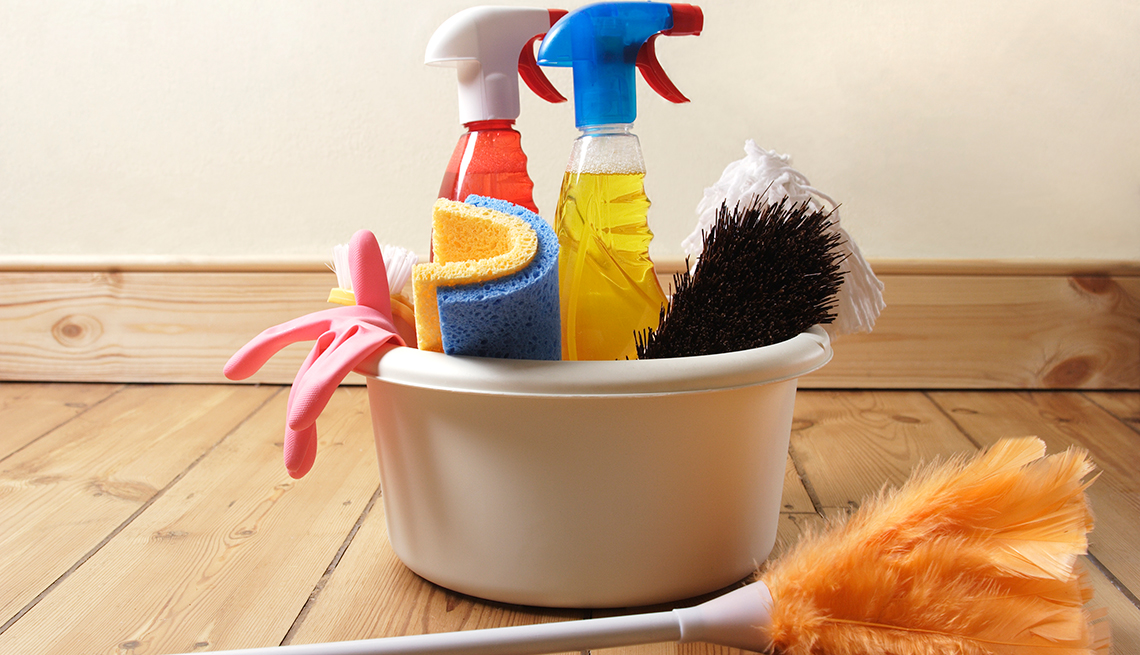 Cubo de productos de limpieza, 10 consejos para prevenir accidentes en el hogar