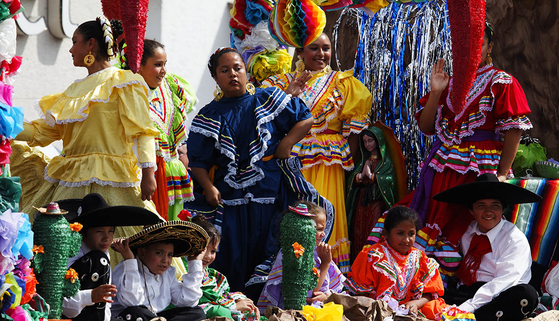Nativos de la ciudad vestidos en coloridos trajes típicos para la Feria Estatal de Colorado en en Pueblo.