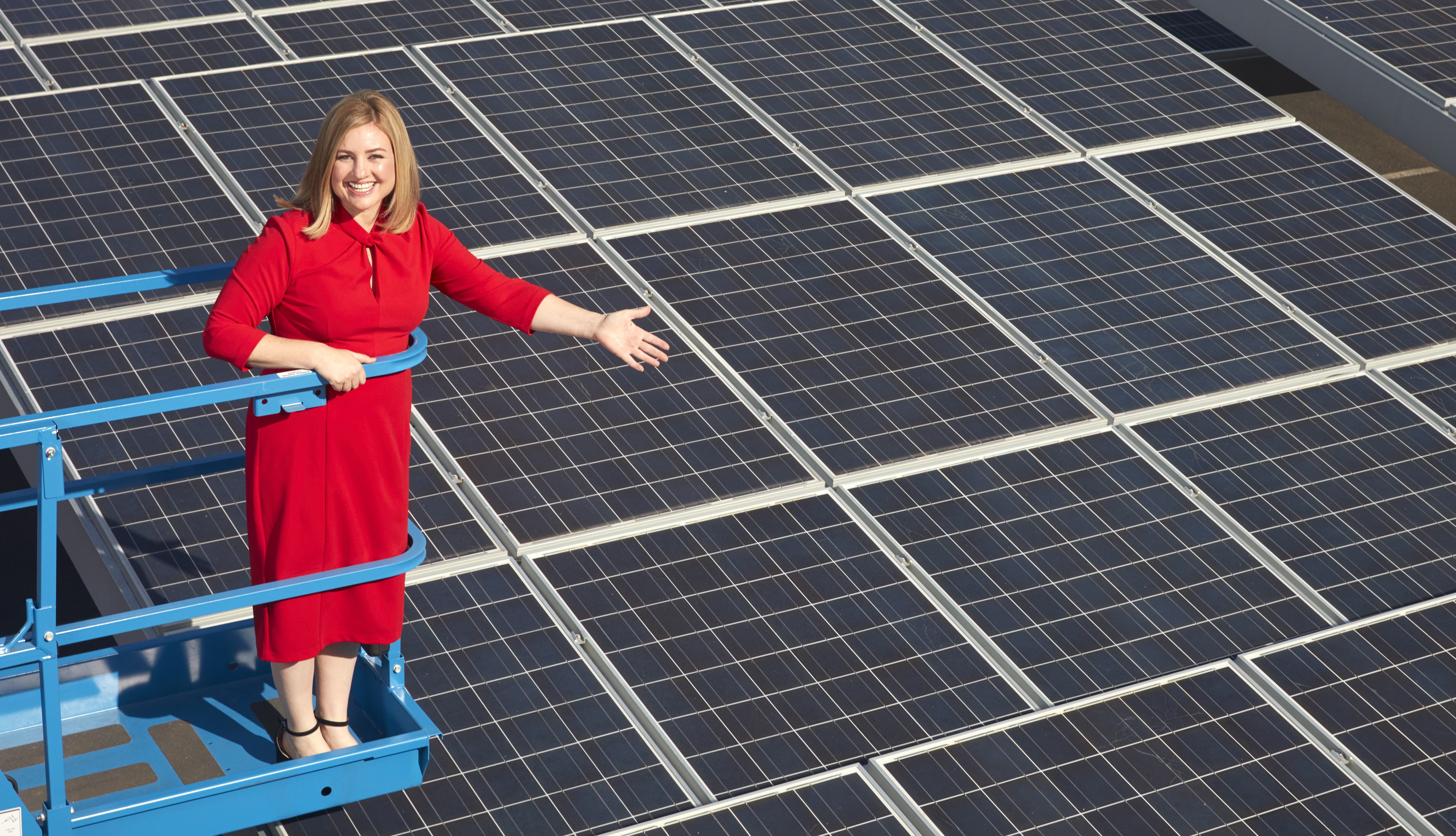 La alcaldesa de Phoenix, Kate Gallego, muestra un techo equipado con paneles solares