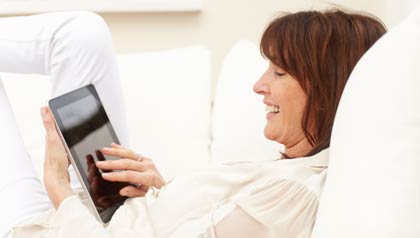 Mujer jugando con su tableta - Los juegos en línea mantienen la mente activa
