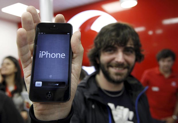 Una persona sostiene el teléfono celular iPhone 5 de Apple.