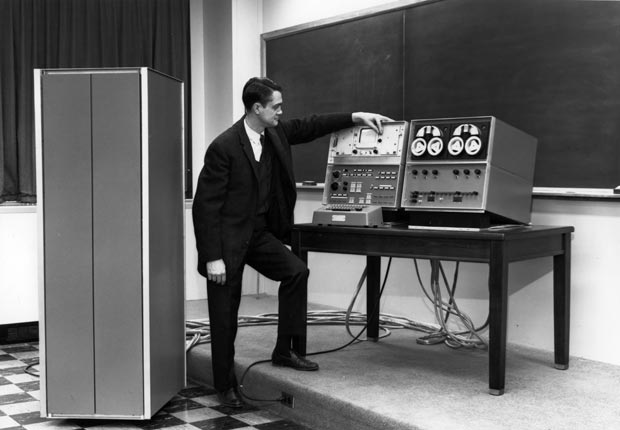 Wes Clark lleva a cabo la primera demostración pública del LINC (Laboratorio de Informática instrumento) el 27 de marzo de 1962.
