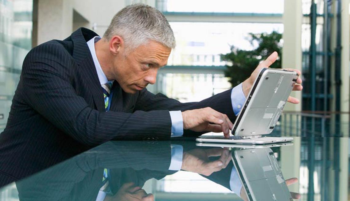Hombre trabajando con una computadora portátil
