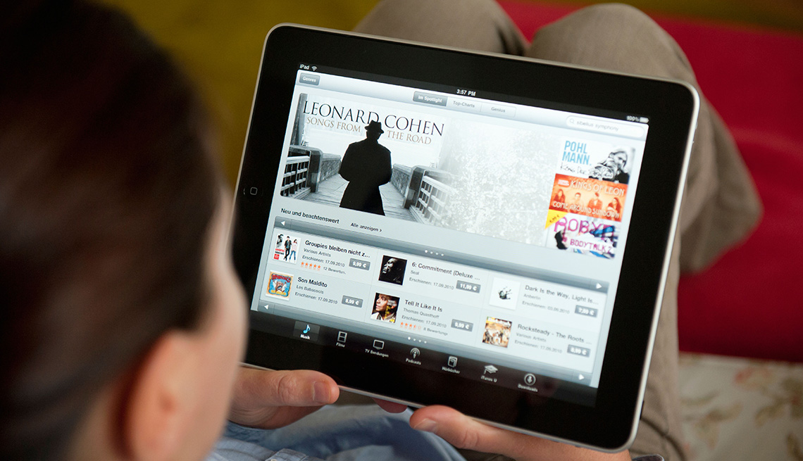 Persona mirando hacia una tableta electrónica - Sitios web y apps para hacer tus compras de fin de año